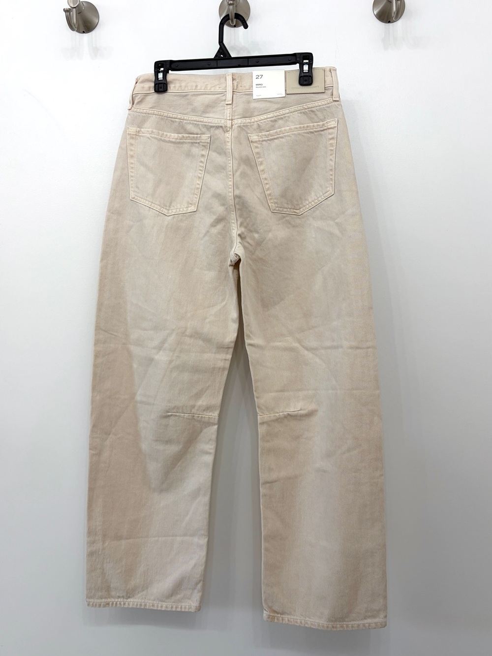 Citizens of Humanity Miro Relaxed Barrel Jeans
In Almondette size 27 - Picture 6 of 13